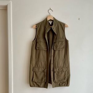 Filed vest(sleeveless jacket) with pocket details